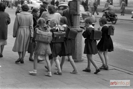 SŁAWNY Władysław | Uczennice podstawówki na warszawskiej ulicy, 1955