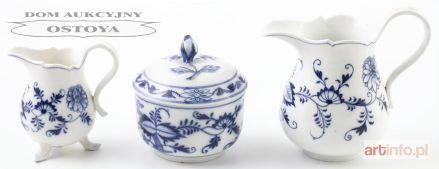 DZBANEK, MLECZNIK I CUKIERNICA z wzorem cebulowym, Saksonia, Miśnia, 2 poł. XIX w.