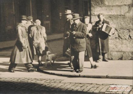 SEMPOLIŃSKI Leonard | Grupa osób na rogu ulic, 1938