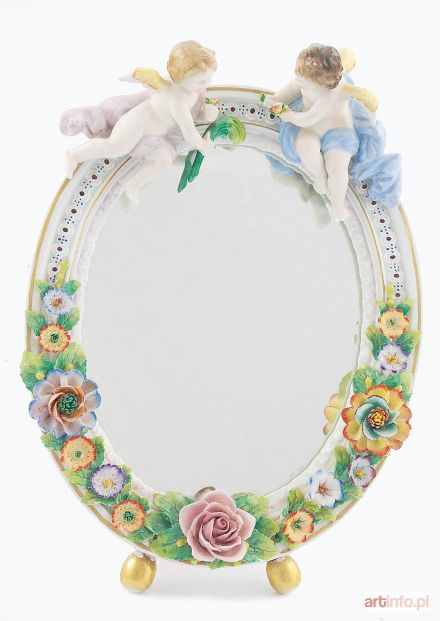 Lustro owalne w porcelanowej ramie z puttami i plastyczną dekoracją kwiatową