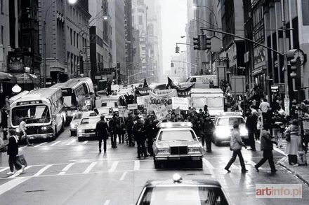 MALINOWSKI Zygmunt | Po manifestacji pod konsulatem PRL, pochód o zmierzchu na Madison Avenue.