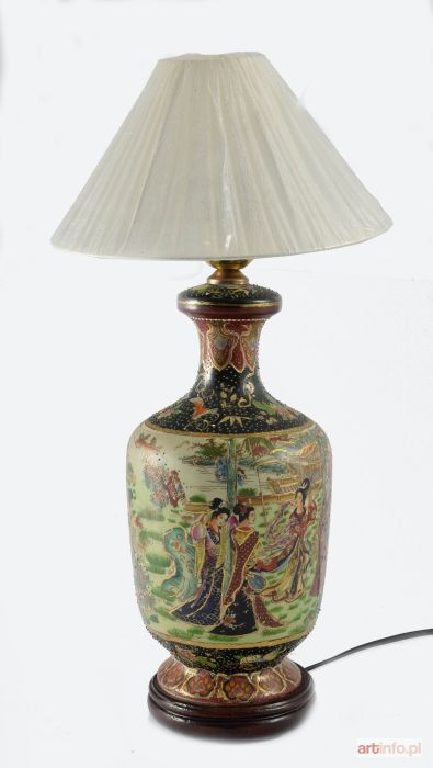 Lampa w typie Satsuma ze scenami dworskimi