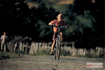 NIEDENTHAL Chris | Mała dziewczynka na dużym rowerze. Podhale, lata 70; 1970 r.