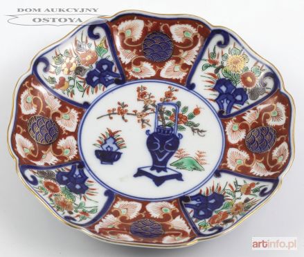 TALERZ Z GAŁĄZKĄ KWITNĄCEJ ŚLIWY W WAZONIE, Chiny, ok. 1900